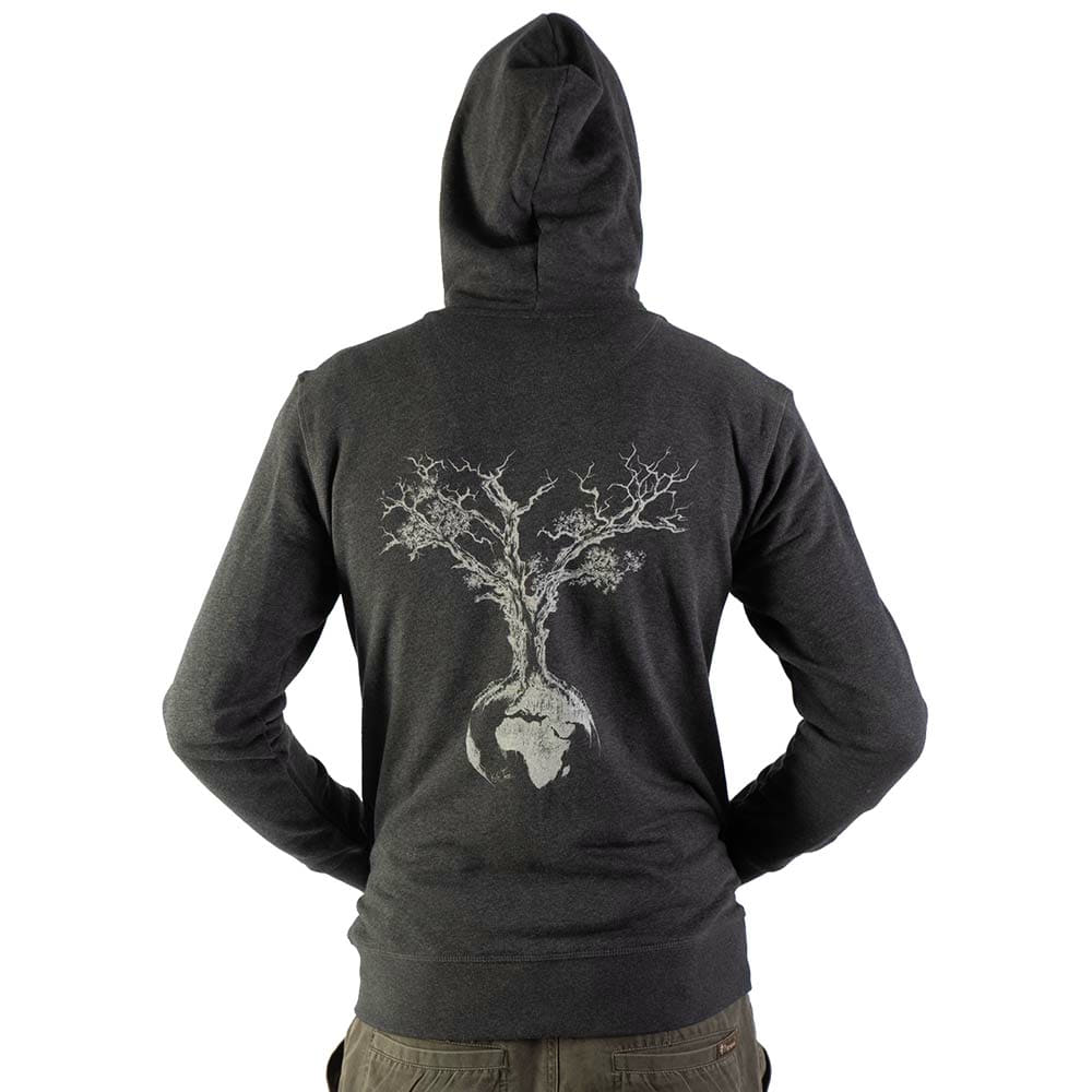 Weltenbaum Hoodie, Rückansicht eines Mannes, dunkelgrauer Kapuzenpullover mit Kapuze und großem weißen Baum- und Erddruck auf dem Rücken