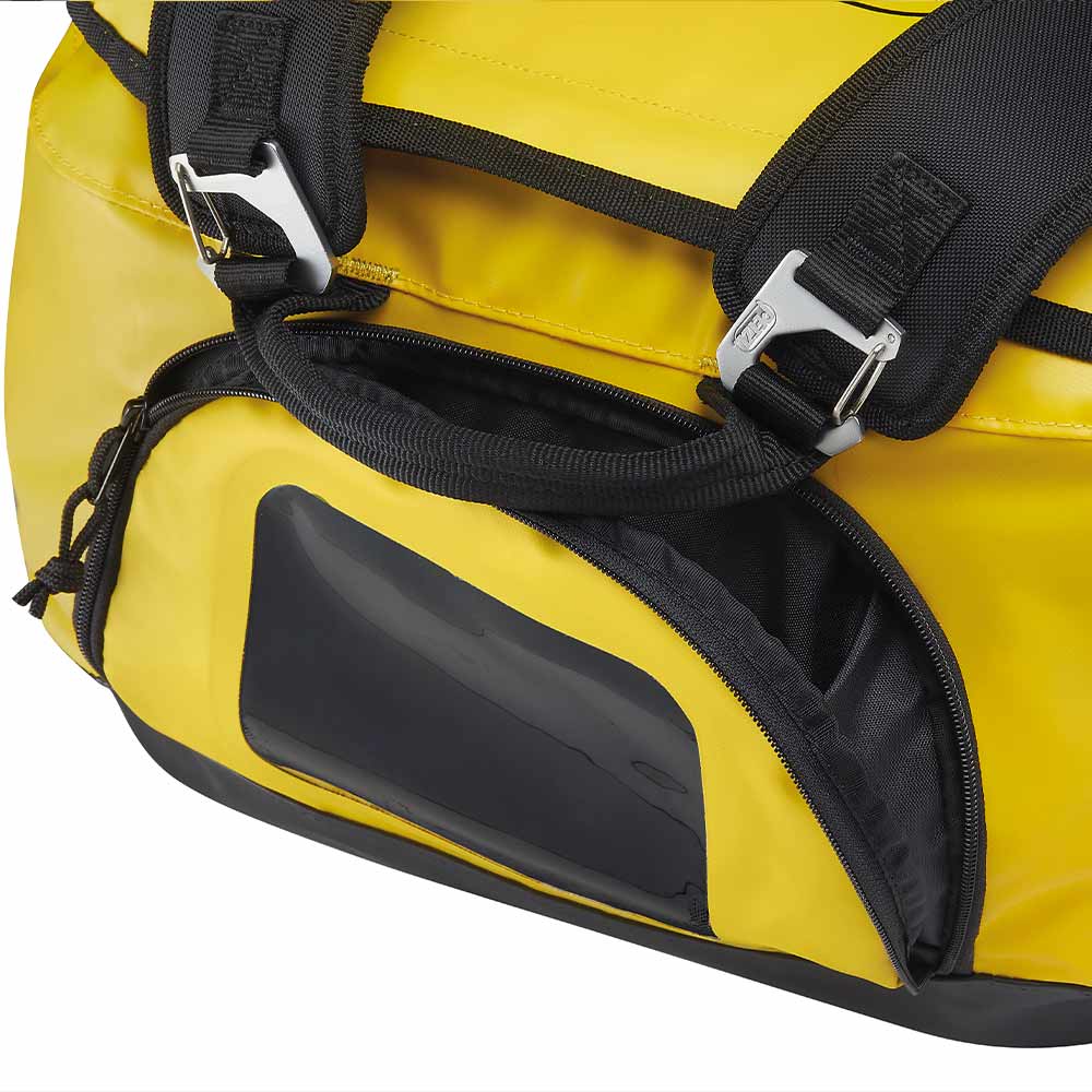 Nahaufnahme der schwarzen Reißverschlüsse und Metallverschlüsse der gelben PETZL Duffel 65 Tasche