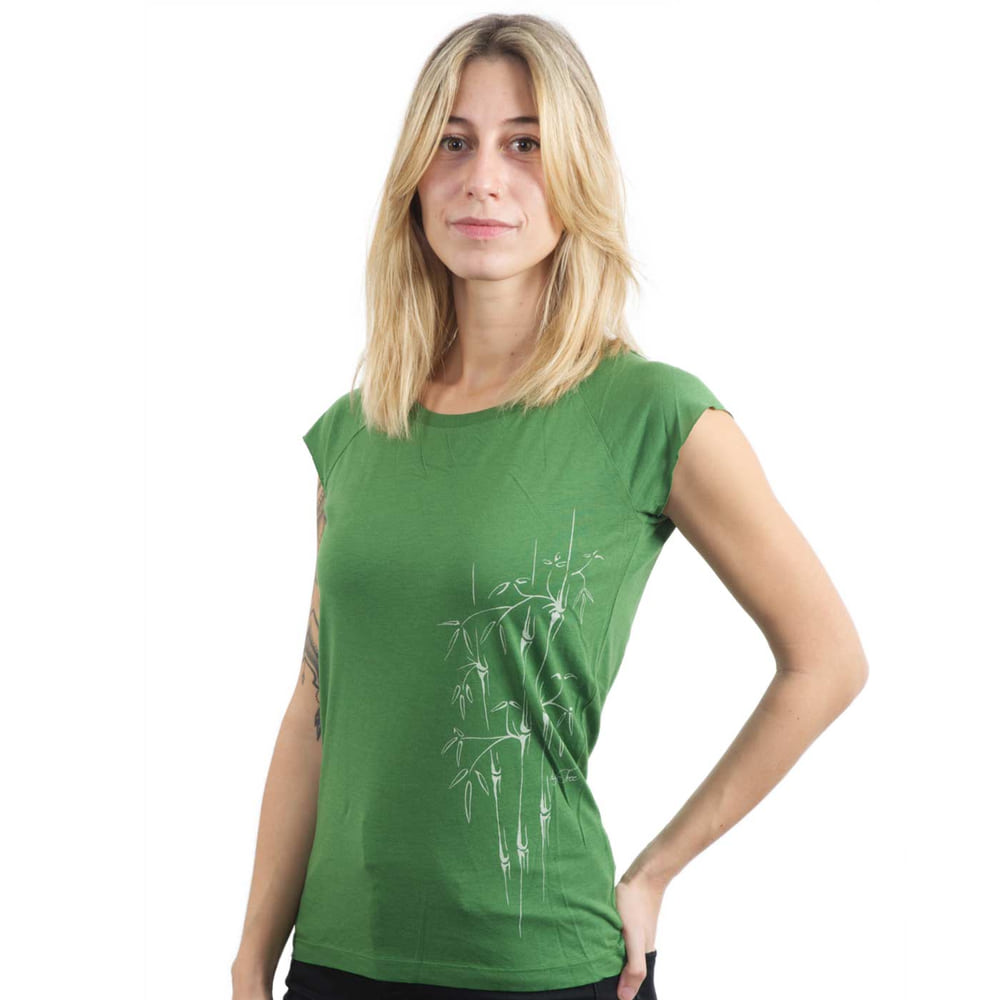 Grünes T-Shirt mit kurzem Ärmel und weißem Bambus-Print auf der linken Seite, Modell trägt das Shirt, Produktname Bamboo