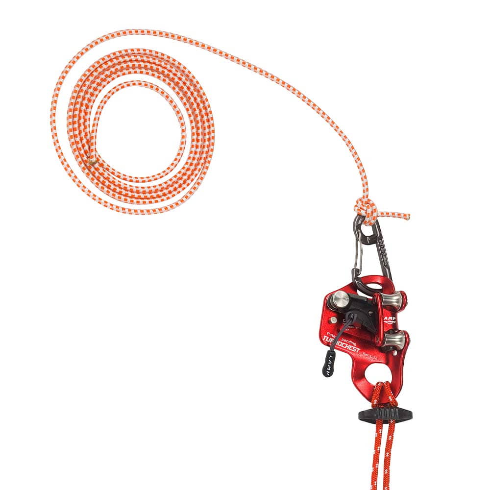 Nahaufnahme des roten Metallgeräts mit orange-weißem Seil und Karabiner, Produktname Turboknee System sichtbar