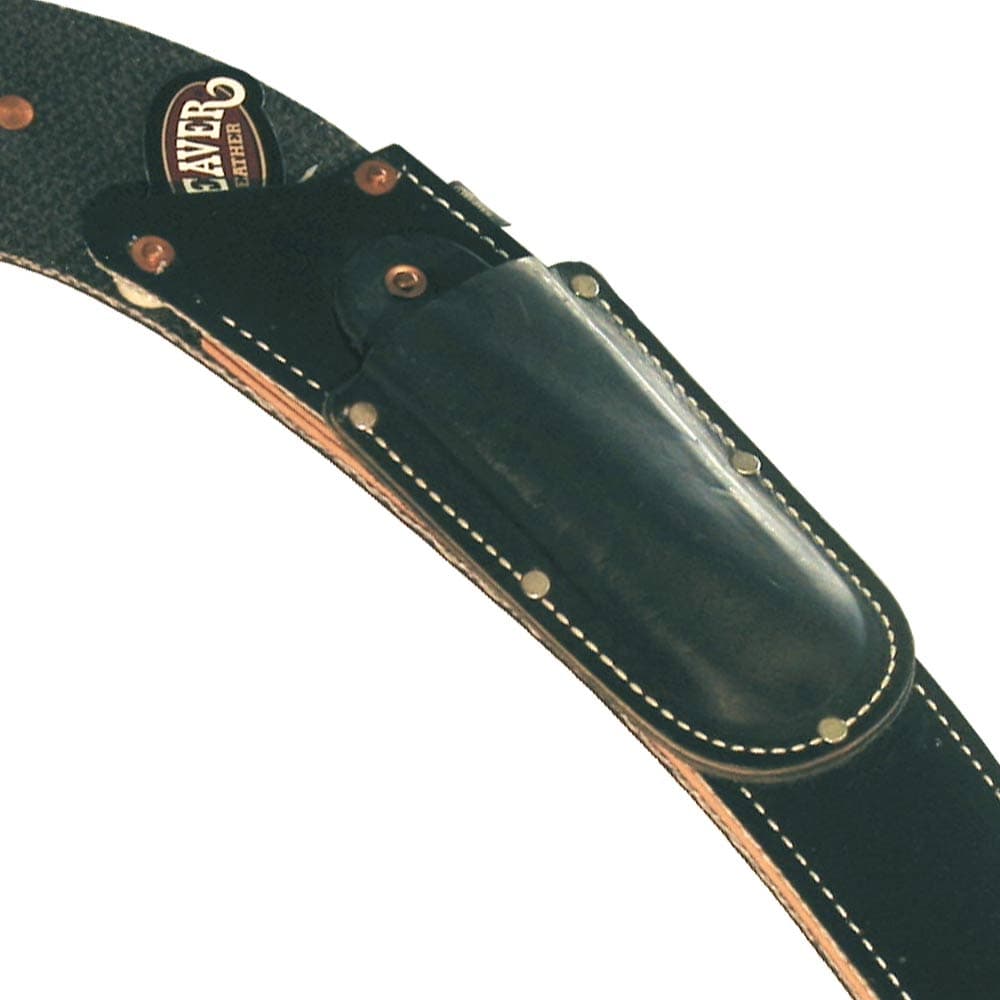 Nahaufnahme der schwarzen Leder-Scabbard Curved S Scheide mit weißen Nähten, Metallnieten und Herstelleretikett "WEAVER"