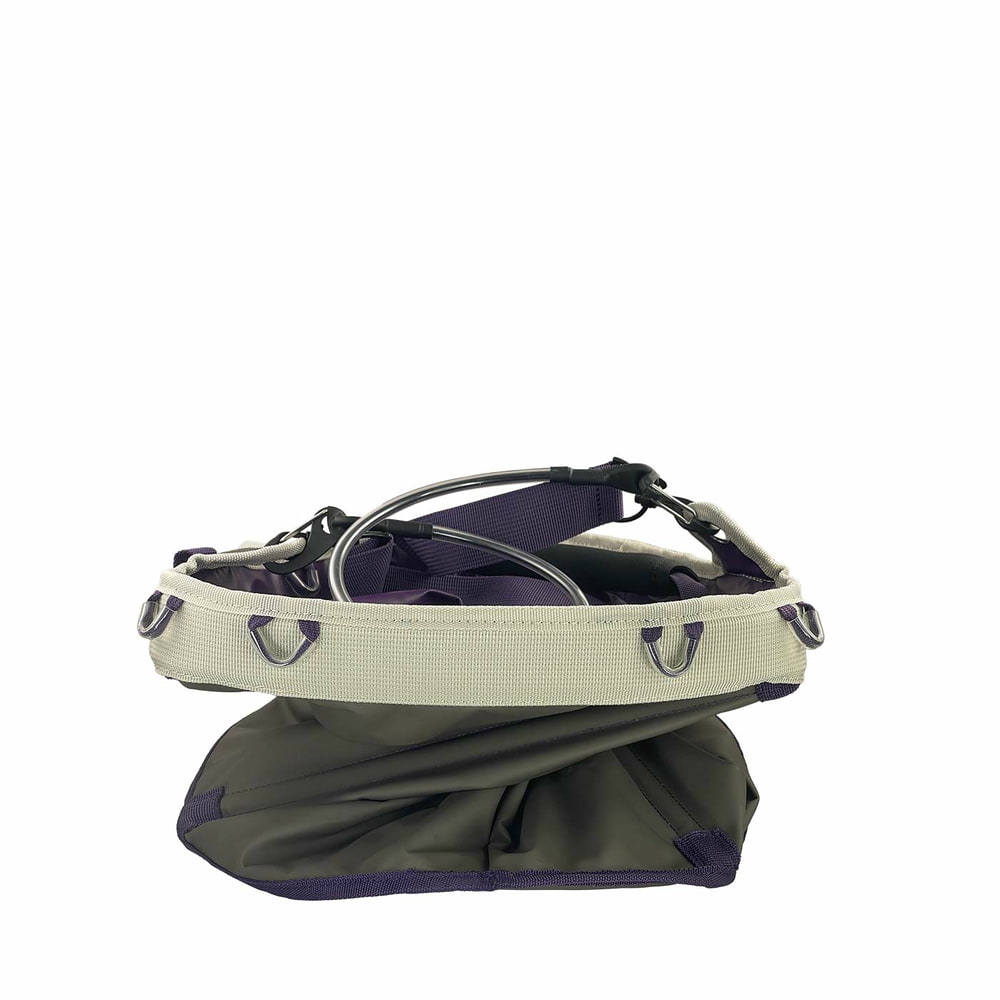 Genius Tool Bucket 2, graue Tasche mit lila Trägern und weißem Rand, von oben zusammengedrückt mit sichtbaren Metallringen am Rand