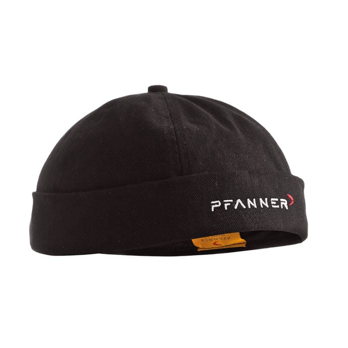 Meta Cap von Pfanner, schwarze Kappe mit aufgerolltem Rand und weißer Aufschrift "PFANNER" auf der Vorderseite.
