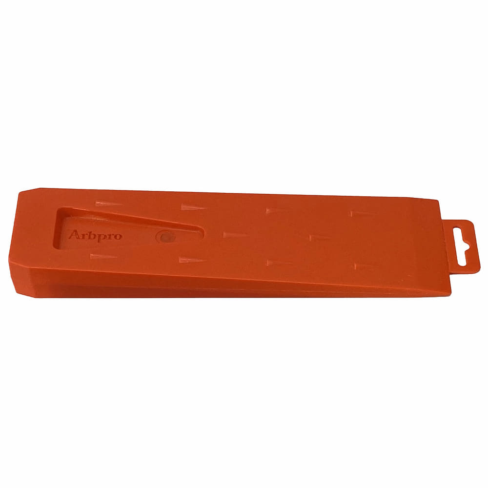 ArbPro Fällkeil 300 in orange, flach liegend mit eingeprägtem Schriftzug "Arbpro" und einer Aufhängelasche am Ende
