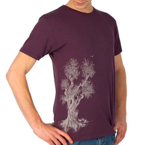 Nahaufnahme eines Mannes, der ein lila Olive Tree T-Shirt mit weißem Baumdruck trägt, Produktname Olive Tree T-Shirt