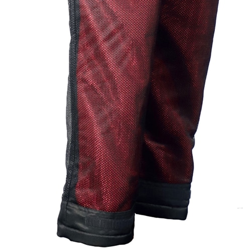 Detailaufnahme des unteren Bereichs der Arborflex Base A Hose in Schwarz und Rot mit schwarzen Bündchen am Hosenbeinabschluss
