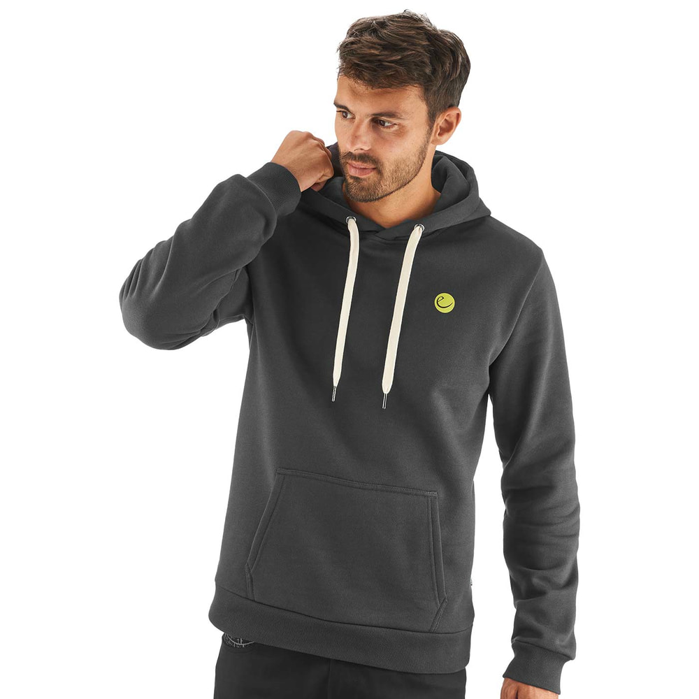 Mann trägt dunkelgrauen Grounder Hoodie mit Kapuze und weißen Kordeln, er fasst sich an die Kapuze
