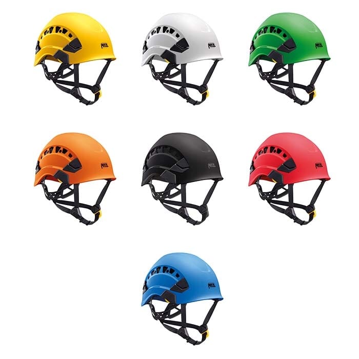 Sieben Petzl Vertex Vent Helme in Gelb, Weiß, Grün, Orange, Schwarz, Rot und Blau mit schwarzen Kinnriemen und Belüftungslöchern