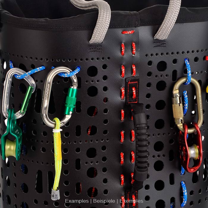 ropeBUCKET 50 Nahaufnahme des schwarzen Eimers mit roten Nähten, grauen Seilgriffen, schwarzem Griff und mehreren Karabinern mit Kletterausrüstung an der Außenseite