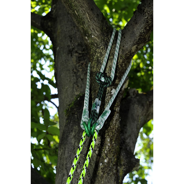multiSAVER weiß-grünes Seil mit grünen Metallringen und zwei gelb-schwarzen Seilen, an einem Baum befestigt, Nahaufnahme