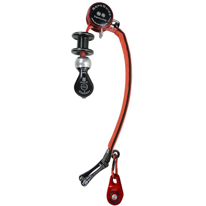 RopeGuide TwinLine mit rotem Band, schwarzem und silbernem Metallteil, roter Umlenkrolle und schwarzem Karabinerhaken