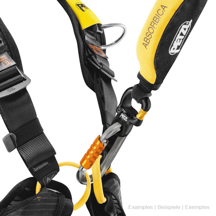 Micro Swivel von Petzl in Schwarz mit goldenem Drehgelenk an einem gelb-schwarzen Gurtzeug befestigt, zusammen mit einem grauen Karabiner und gelbem Seil