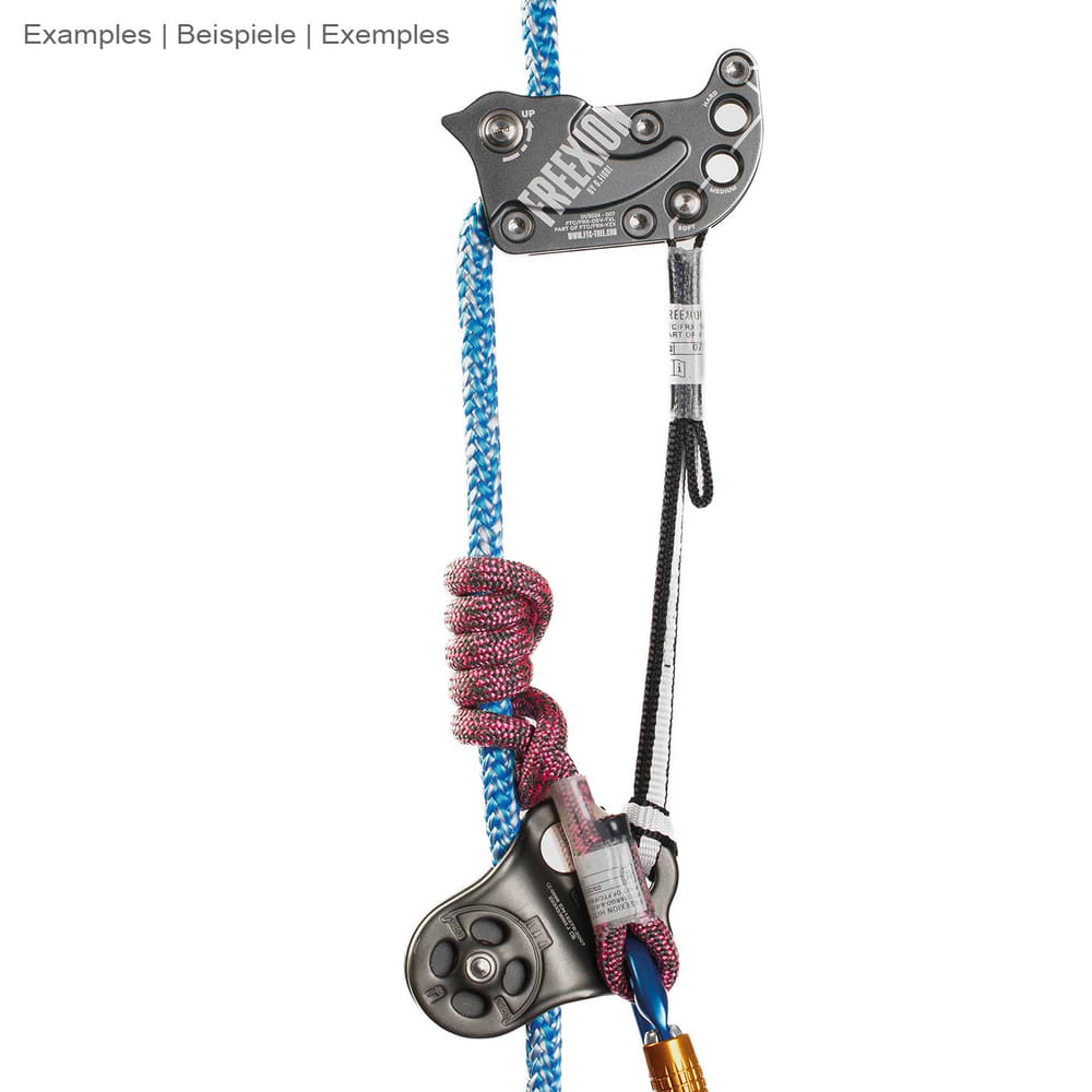Freexion System Hitch Climber Klettergerät mit schwarzem Metallblock, blauem Seil, rotem Seil und schwarzem Seil, montiert und verbunden mit einer schwarzen Umlenkrolle und einem Karabinerhaken aus Metall