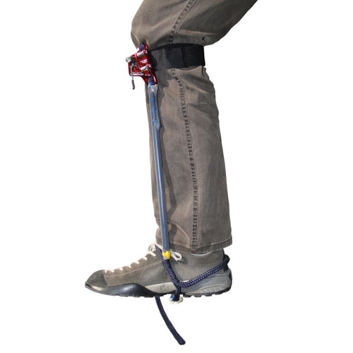 Systeme 3A L, rotes und blaues Seil, an einem Bein mit grauer Hose und Schuh befestigt