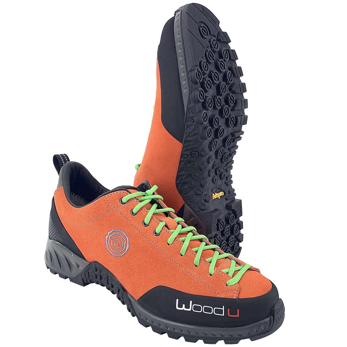 Woodu Leaf orange mit grünen Schnürsenkeln, linker Schuh zeigt Profilsohle mit Noppen, Hersteller Woodu