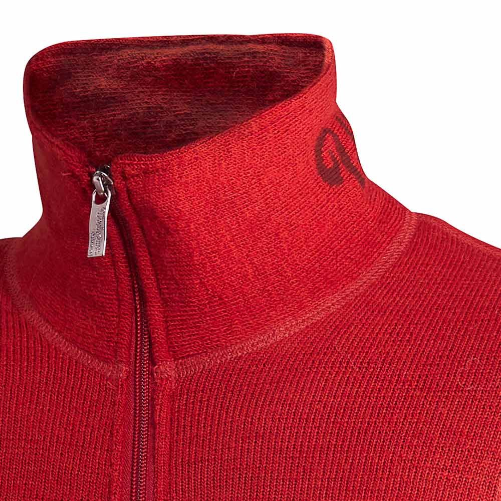 Nahaufnahme des Kragens der roten Jacket 400 Jacke mit Reißverschluss und einem schwarzen Logo auf der linken Seite des Kragens