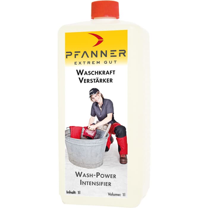 Flasche mit rotem Verschluss, Etikett mit gelbem oberen Bereich und Schrift "PFANNER EXTREM GUT WASCHKRAFT VERSTÄRKER" sowie Bild einer Frau, die Wäsche in einem großen Metallwaschkorb wäscht, Produktname "Waschkraftverstärker" sichtbar