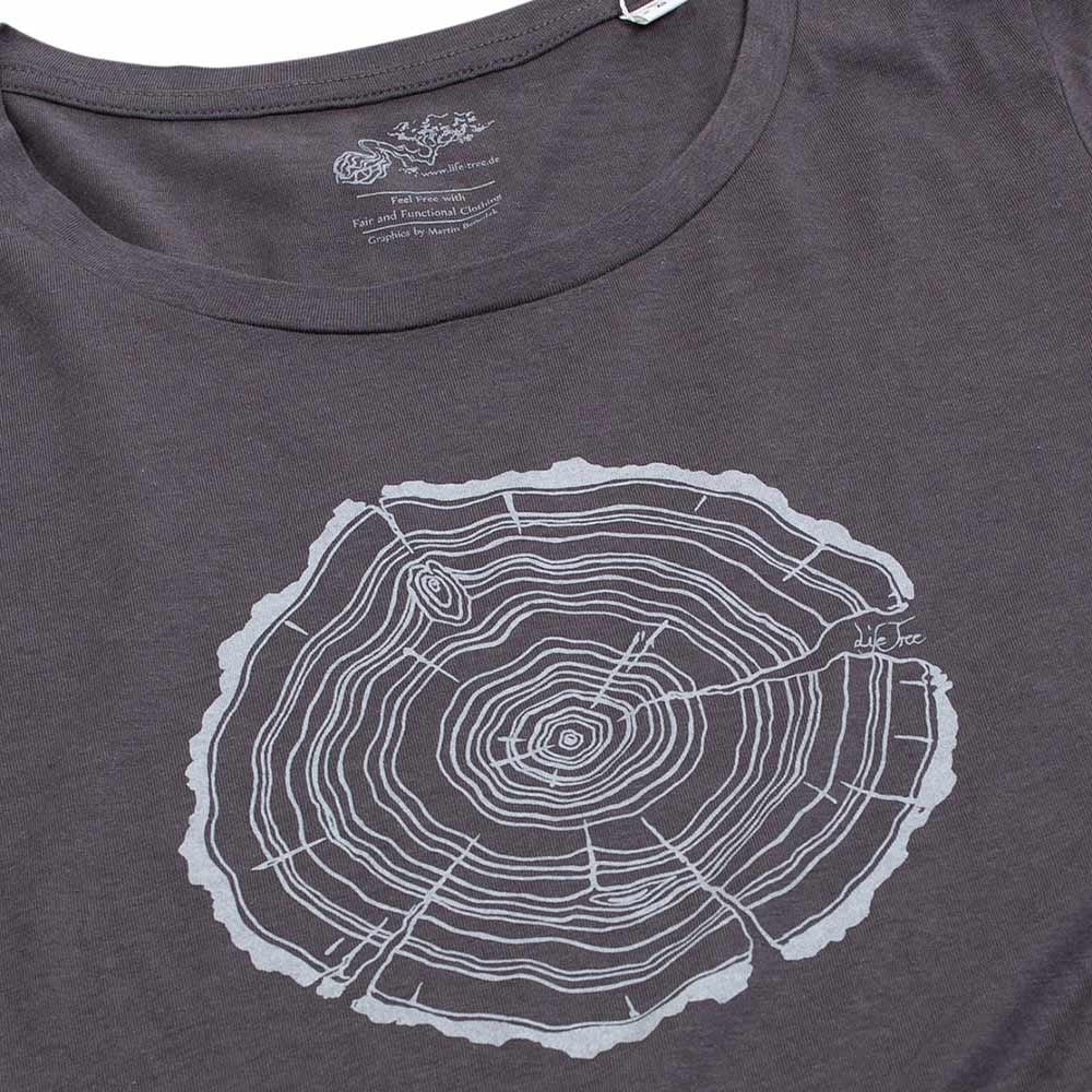 Nahaufnahme eines grauen Treeslice Women T-Shirts mit weißem Baumstammschnitt-Design auf der Vorderseite und sichtbarem Rundhalsausschnitt