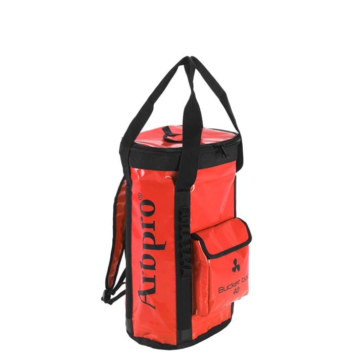 Roter Bucket Backpack 40 von Airpro mit schwarzem Reißverschluss, Tragegriffen und Fronttasche mit Klappe