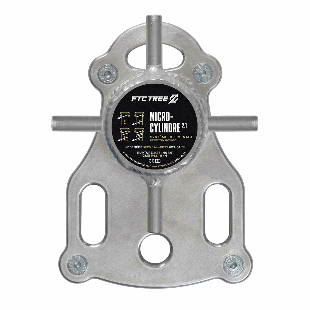 Micro Cylindre 2.1 von FTC TREE, silbernes Metallgerät mit vier kurzen Stangen, frontal aufgenommen mit schwarzem Aufkleber mit Text und Symbolen