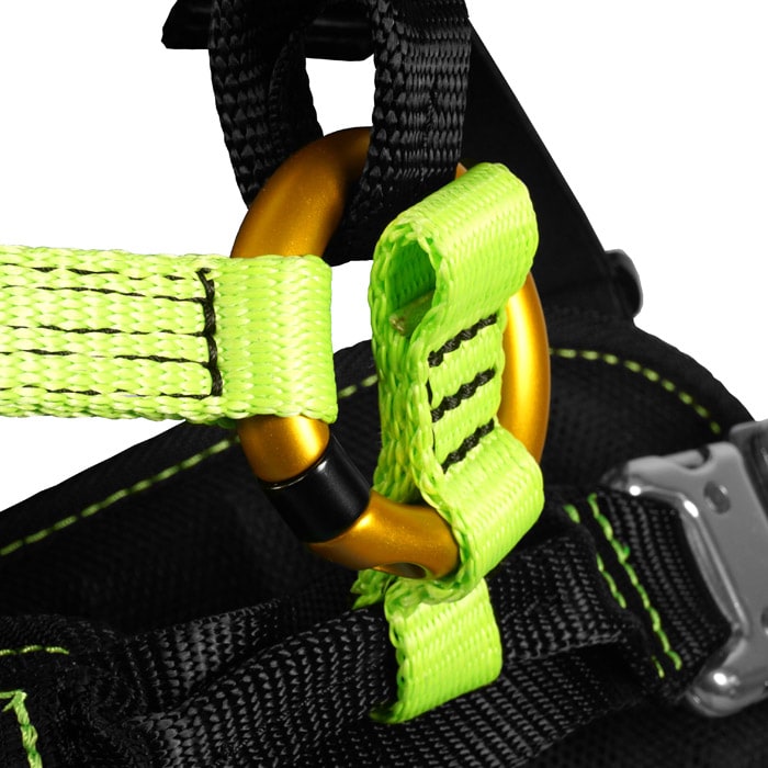 Treewor C Detailaufnahme eines orangen Karabiners mit grünem Gurtband am schwarzen und grünen Klettergurt
