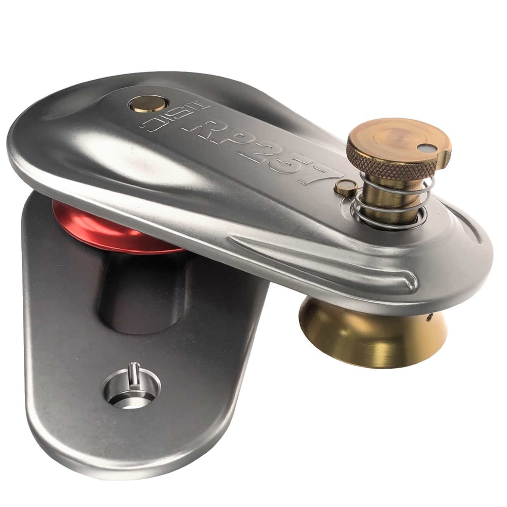 Large Rigging Pulley mit silbernem Metallgehäuse, roter und goldener Rolle, Produktcode RP257, liegend dargestellt