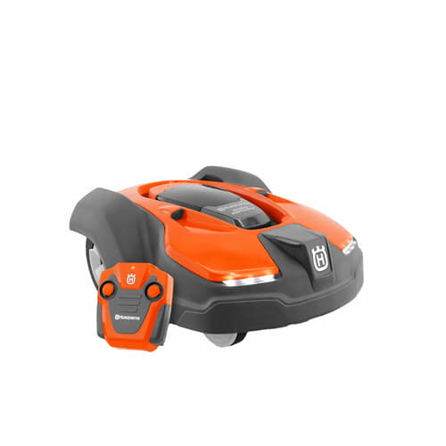 Kinder Automower von Husqvarna, orange-schwarzer Spiel-Rasenmäher mit Fernbedienung vor weißem Hintergrund