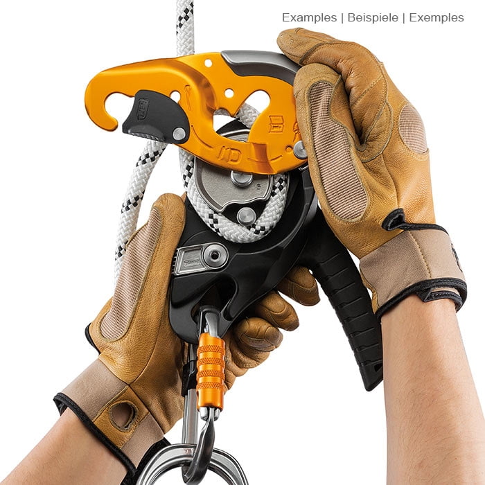 Hände mit braunen Arbeitshandschuhen bedienen das gelbe und schwarze Klettergerät I'D S von Petzl mit weißem Seil