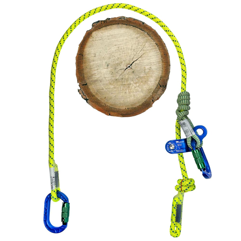 miniGLIDE Seil mit blauem Karabiner und blauer Umlenkrolle, gelbes Seil mit grünen Details, Holzscheibe im Hintergrund
