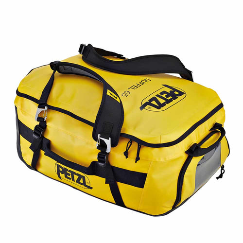 Gelbe PETZL Duffel 65 Tasche liegt flach, sichtbare schwarze Tragegurte und Reißverschlüsse, PETZL-Logo seitlich