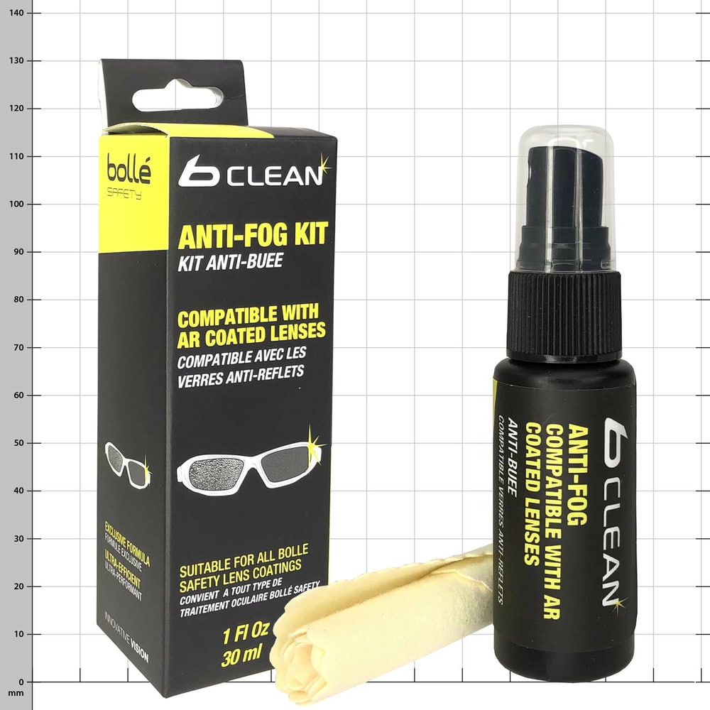 Anti-Beschlag Kit B300 von bolle, schwarze Verpackung mit gelben Akzenten und Text, daneben eine kleine schwarze Sprühflasche mit transparentem Deckel und gelbem Text sowie ein zusammengerolltes gelbes Reinigungstuch.