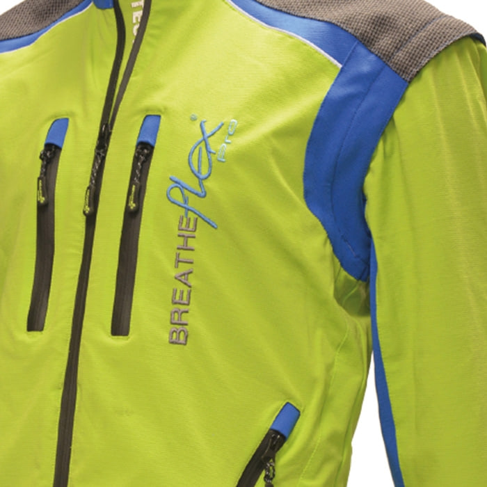 Nahaufnahme des Breatheflex Pro Jacket in grün mit blauen Akzenten, Reißverschlüsse und Schriftzug sichtbar