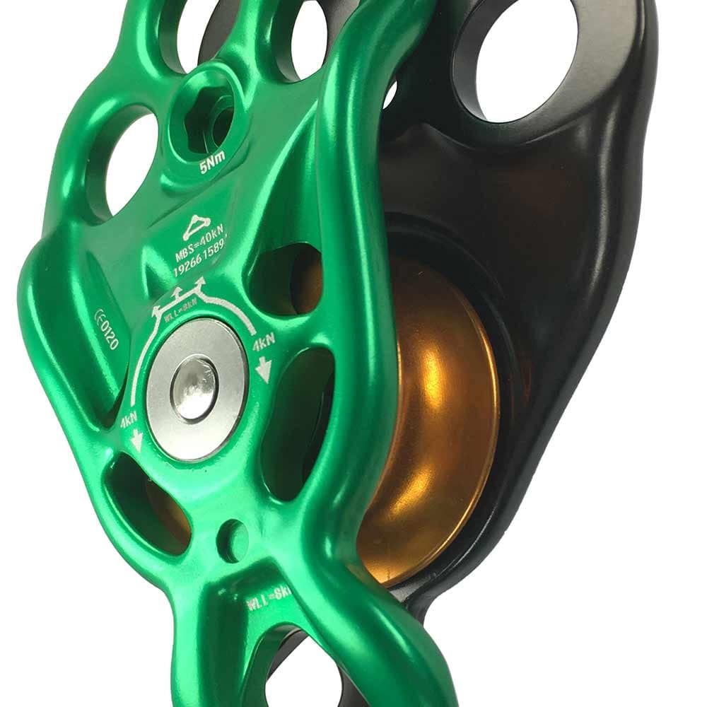 Nahaufnahme der Rigger Becket Pulley grüne Seilrolle mit goldfarbener Umlenkrolle und schwarzen Teilen, Produktname sichtbar