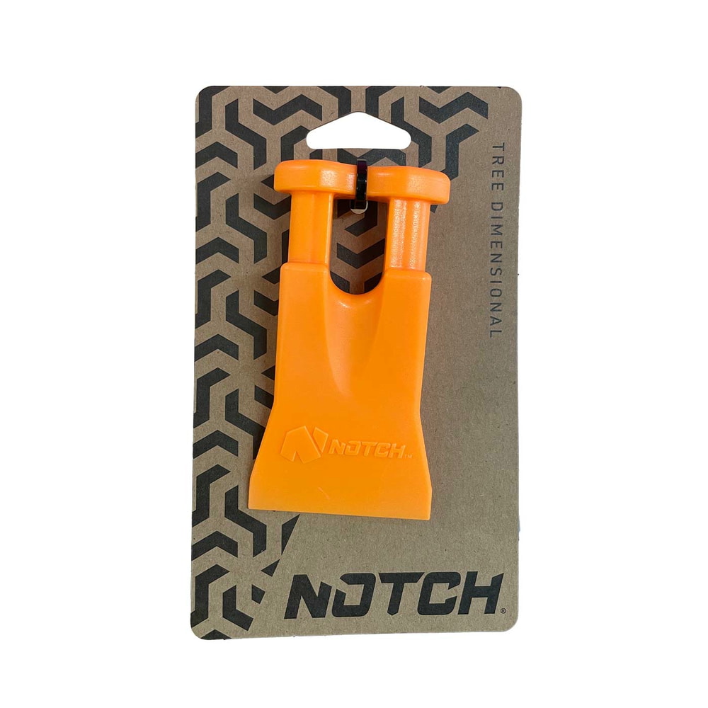 Climbers Best Friend Wedge von Notch, orangefarbener Kunststoffkeil auf braunem Karton mit schwarzem Notch-Logo und geometrischem Muster befestigt