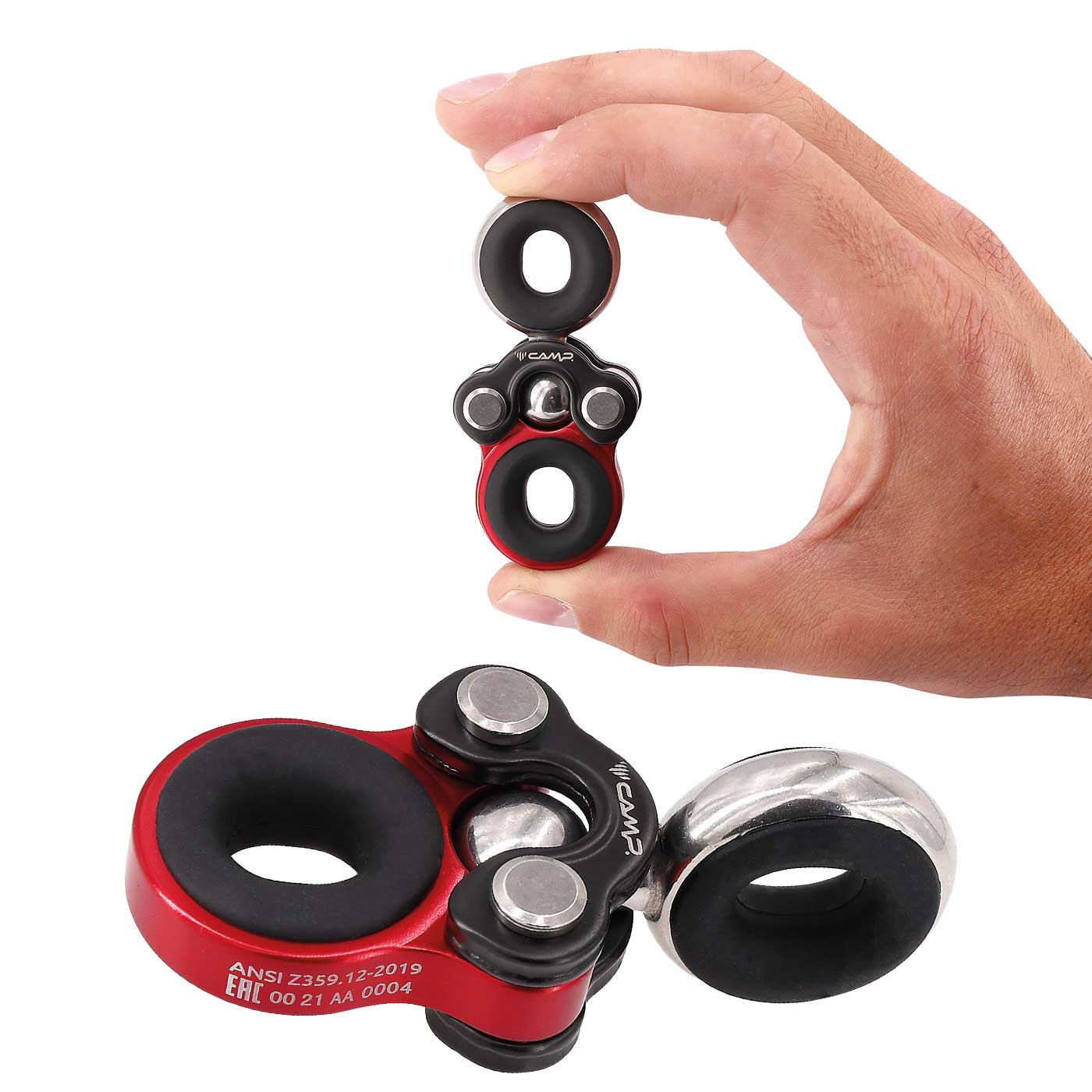 Gyro 1 von CAMP, eine Hand hält ein kleines rotes und schwarzes Metallteil mit silbernen Ringen, darunter liegt ein größeres ähnliches Teil