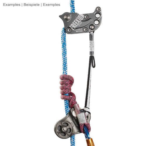 Freexion System Hitch Climber Klettergerät mit schwarzem Metallblock, blauem Seil, rotem Seil und schwarzem Seil, montiert und verbunden mit einer schwarzen Umlenkrolle und einem Karabinerhaken aus Metall