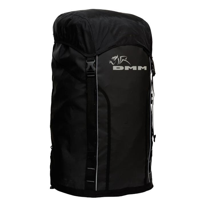 DMM Porter 70 Rucksack in Schwarz mit grauem DMM Logo auf der Vorderseite