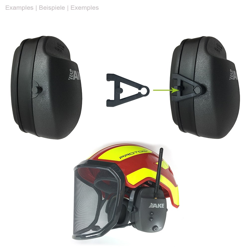 ECC / PROTOS® Adapter aus schwarzem Kunststoff zwischen zwei schwarzen AKE Ohrenschützern und einem roten PROTOS® Helm mit gelben Streifen, der Adapter wird an einem Ohrenschützer befestigt