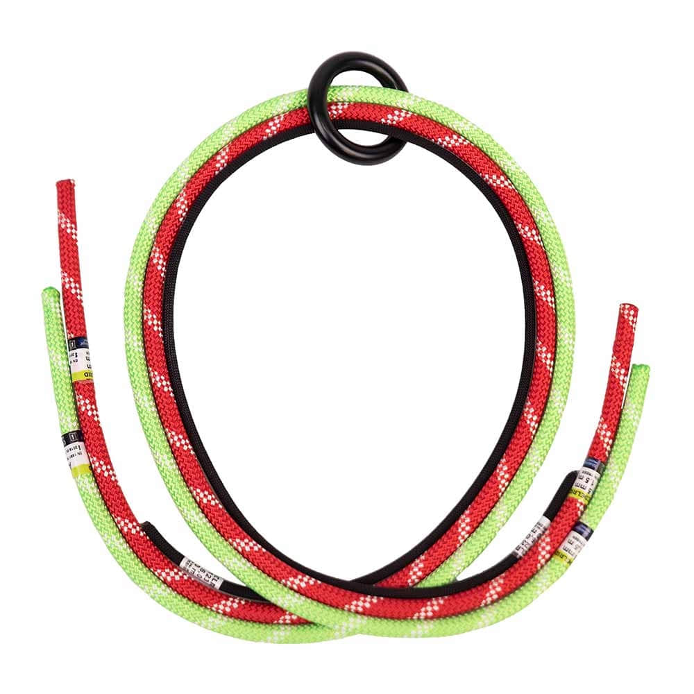 TreeRex Rope Bridge Set zeigt mehrere bunte Seile in Rot, Grün und Schwarz, die zu einer Schlaufe gelegt sind, mit einem schwarzen Metallring am oberen Ende