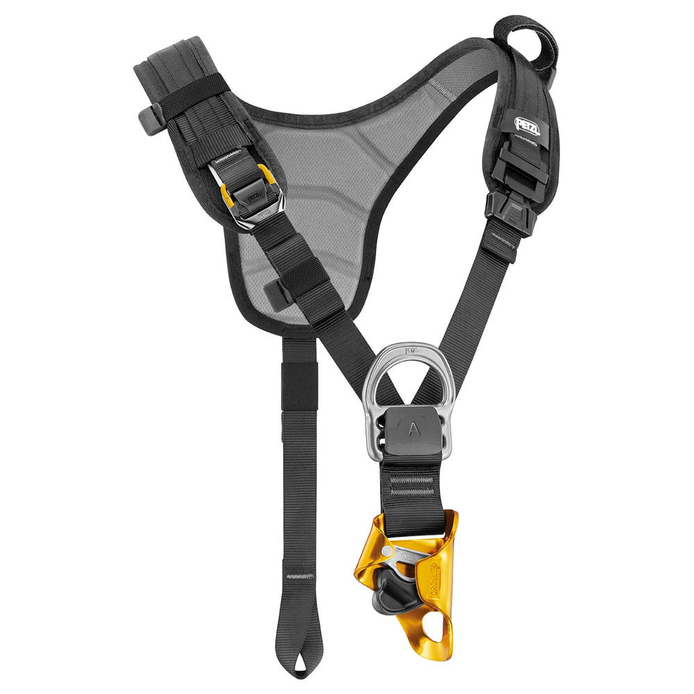 Top Croll von Petzl, schwarzes Bruststeigklemme-Gurtzeug mit grauem Netzgewebe und gelb-schwarzer Steigklemme aus Metall und Kunststoff