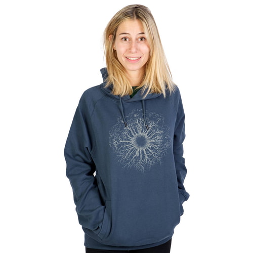 Eine Frau trägt einen blauen Wooden Iris Hoodie mit Kapuze und einem weißen, baumwurzelartigen Muster auf der Brust.