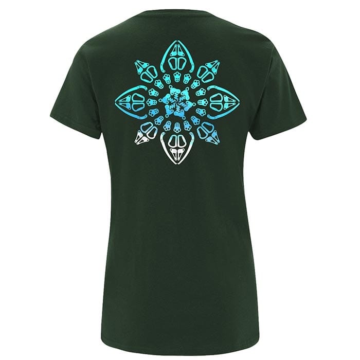 Symmetree T-Shirt dunkelgrün mit großem blauem symmetrischem Muster auf der Rückseite, freistehend