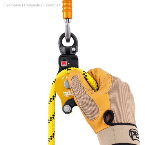 Petzl Spin S1, gelb-schwarze Umlenkrolle mit Metallring oben, gelbem Seil und Hand mit Arbeitshandschuh, die das Seil hält