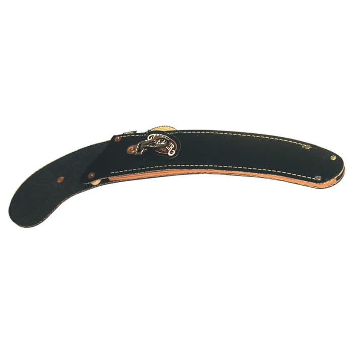 Schwarze, gebogene Lederscheide mit weißen Nähten und Metallverschluss, Produktname Scabbard Curved sichtbar