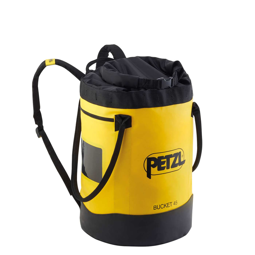 Runder gelber und schwarzer Petzl Bucket 45 mit zwei schwarzen Tragegurten und einem schwarzen Kordelverschluss oben