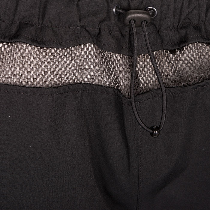 Nahaufnahme des Taillenbereichs der Keiu Regenhose mit elastischem Bund und Kordelzug