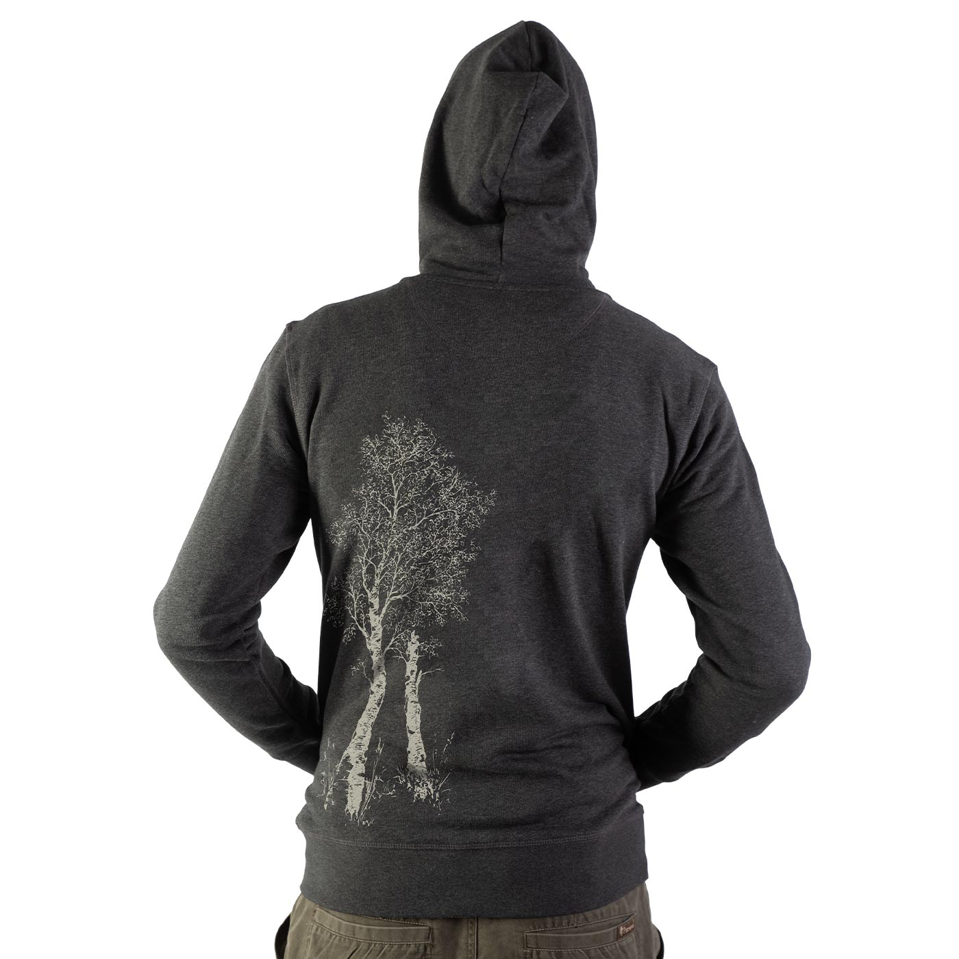 Dunkelgrauer Birch Tree Zipp Hoodie von hinten mit Kapuze, auf der linken Seite ein weißer Birkenbaum-Print, getragen von einem Mann mit Händen in den Hüften