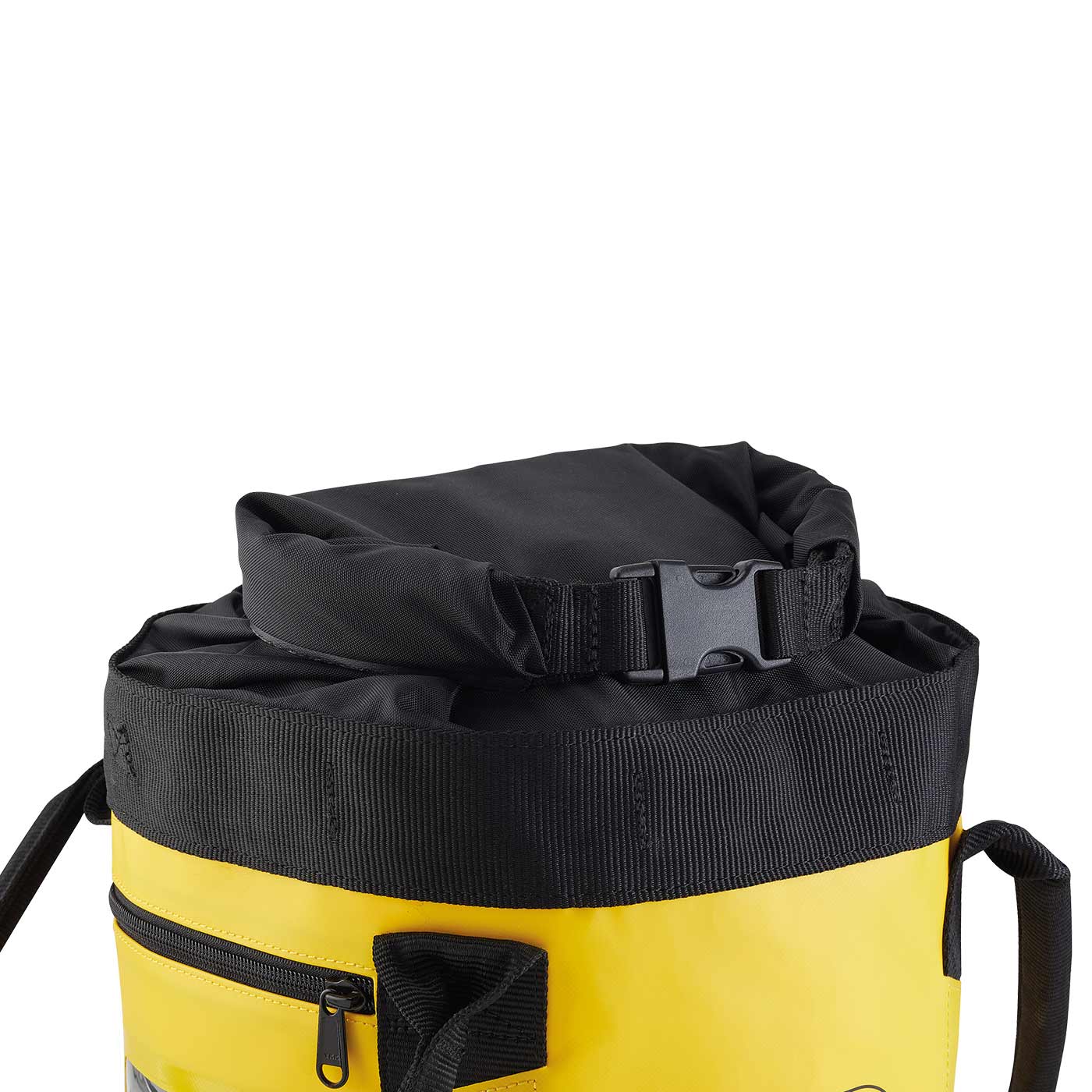 Nahaufnahme des oberen Bereichs des Petzl Bucket 15 Seilsacks mit schwarzem Verschlussriemen