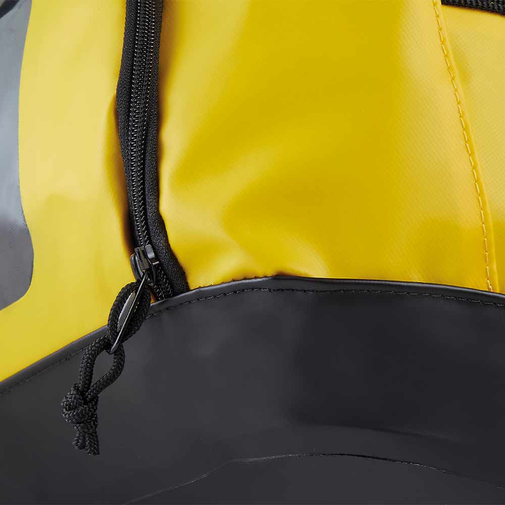 Detailaufnahme eines geöffneten Reißverschlussfachs an der gelben PETZL Duffel 65 Tasche mit schwarzem Innenfutter