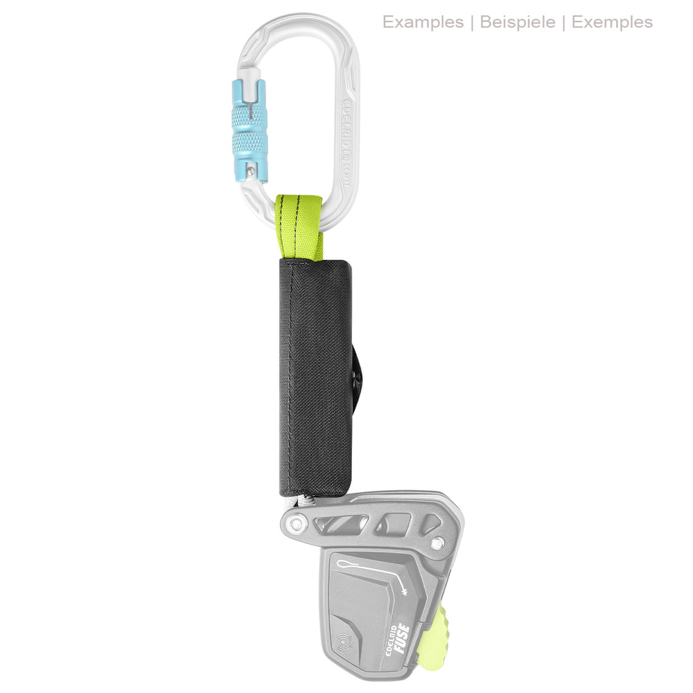 Defuser S von Edelrid, schwarzer Schutz mit grüner Schlaufe, weißem Band, angebracht an einem weißen Karabiner mit hellblauem Verschluss und grauem Gerät mit gelbem Hebel